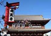 浅草寺：浅草是东京的发源地。建于628年的浅草寺是东京最古老的寺庙。也叫浅草雷门观音寺，该寺正式名称为金龙山浅草寺，在门的中央有一下垂的巨大灯笼，上面写着“雷门”二字，已成为浅草的象征。据传公元628年，一对以捕鱼为生的兄弟在隅田川中发现了观音像，认为是“观音显灵”。于是，人们在当地修建寺院，供奉观音 