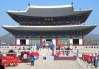 景福宫：是首尔规模最大、最古老的宫殿之一，是朝鲜王朝时期，韩国首尔的五大宫之一。也是朝鲜王朝的正宫，占地12.6万坪（57.75公顷），由330栋建筑组成，共计5792个间。游客在游览宫阙时可以观赏被指定为宝物的“交泰殿峨眉山烟筒”、“慈庆殿十长生烟筒”、“庆会楼”、“獬豸麒麟”等。